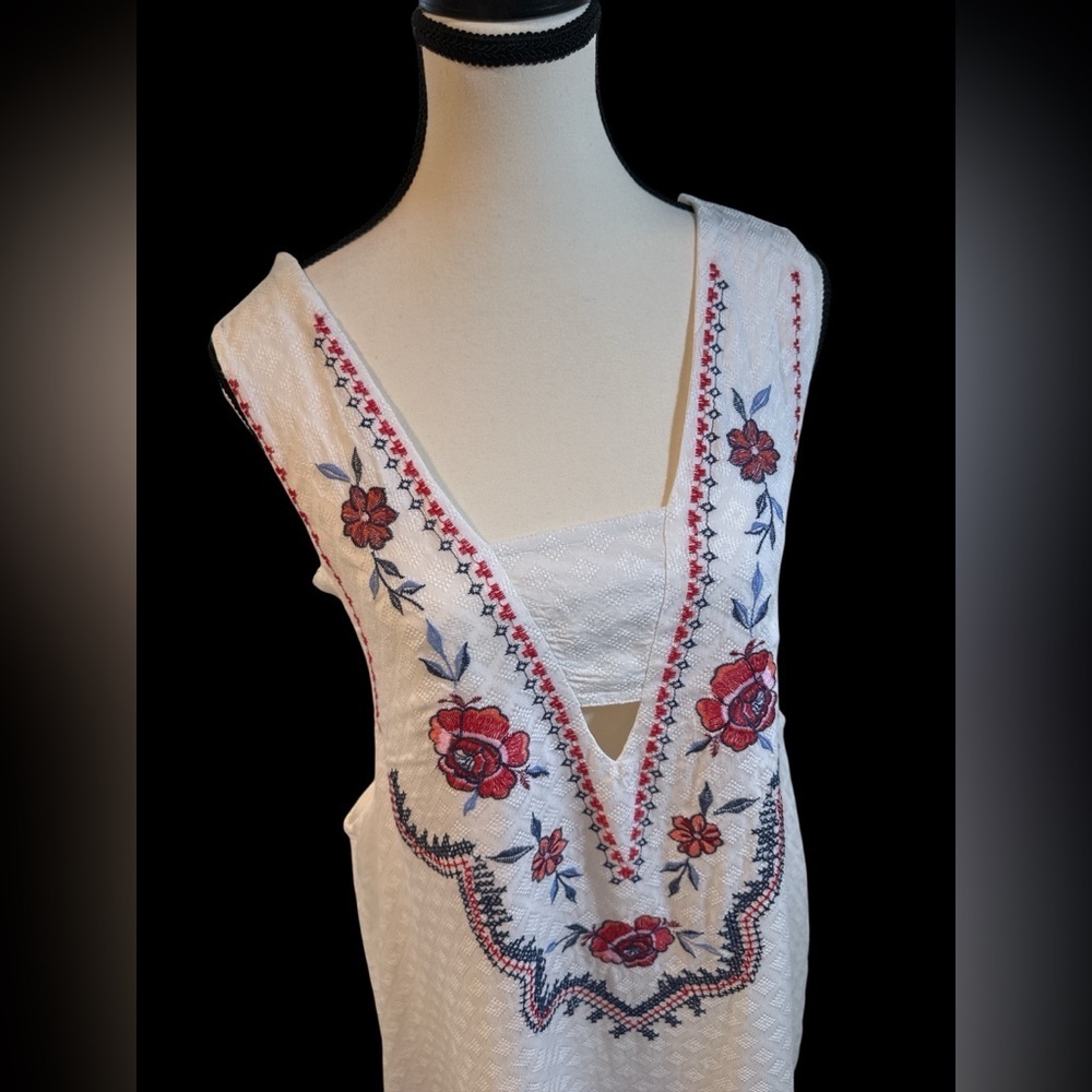 Weavers White Mini Dress with Red Floral Embroidery - Picture 4 of 6